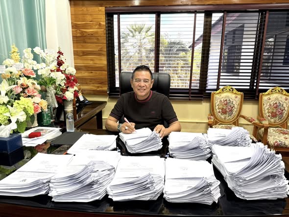 นายกฤษณะ ชนะสิทธิ์ 
นายกเทศมนตรีตำบลเขาหัวช้าง
ลงนามหนังสือรับรองผู้ประสบอุทกภัย เพื่อขอรับเงินเยียวยา 9,000 บาท