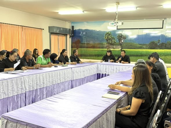 ประชุมประจำเดือน พร้อมกับร่วมประชุมเพื่อเตรียมความพร้อมในการจัดงานวันเด็กแห่งชาติ
