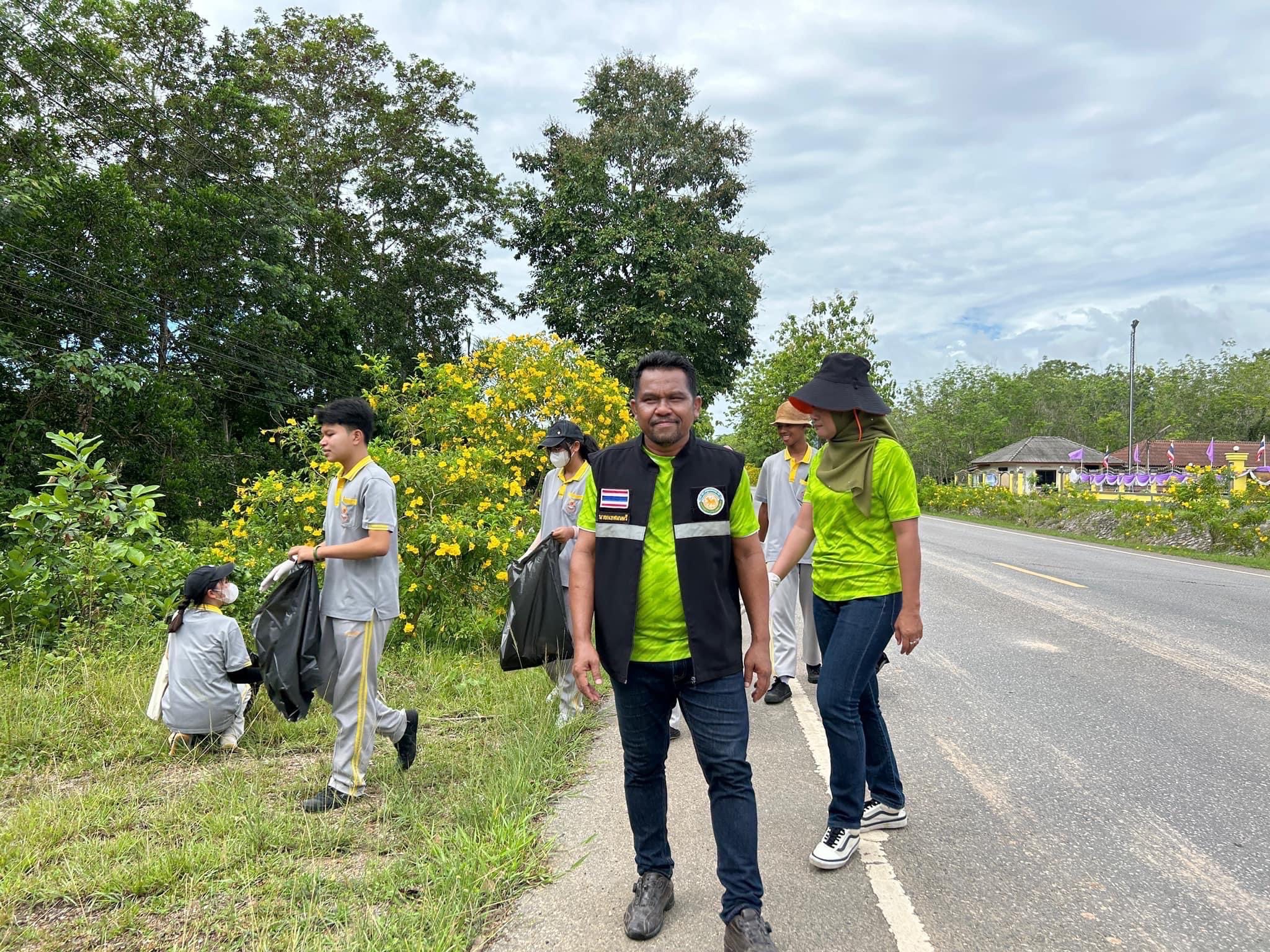 วันพุธ ที่ 7 มิถุนายน 2566 เวลา 09.00 น.นายจุติพล ช่วยราชการ นายกเทศมนตรีตำบลเขาหัวช้าง พร้อมด้วยคณะผู้บริหาร หัวหน้าส่วนราชการ และพนักงานเทศบาล ได้จัดกิจกรรมวันสิ่งแวดล้อมโลก ประจำปี 2566 โดยมีวัตถุประสงค์เพื่อสร้างความตื่นตัวในการเรียนรู้เรื่องสิ่งแวดล้อม โดยได้รับความร่วมมือจากโรงเรียนตะโหมด ให้นักเรียนเข้าร่วมกิจกรรม